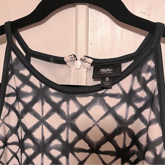 Black and white, but not boring. Flattering Mossimo fit and flare dress - Picture 3 of 3